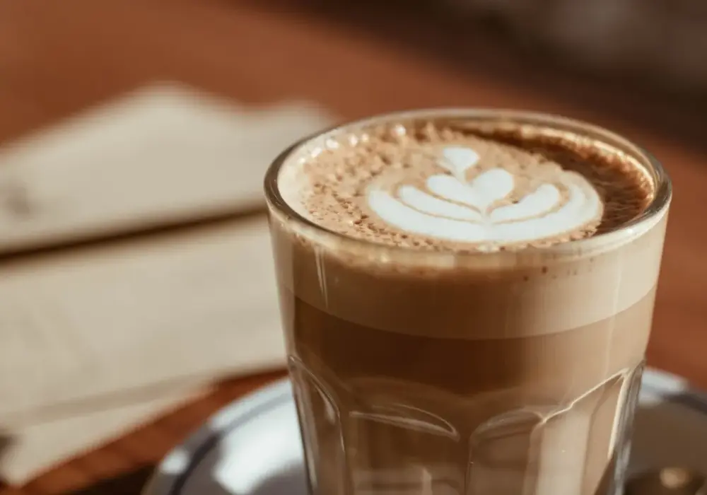 Ile kalorii ma kawa latte? Sprawdź, co wpływa na kaloryczność