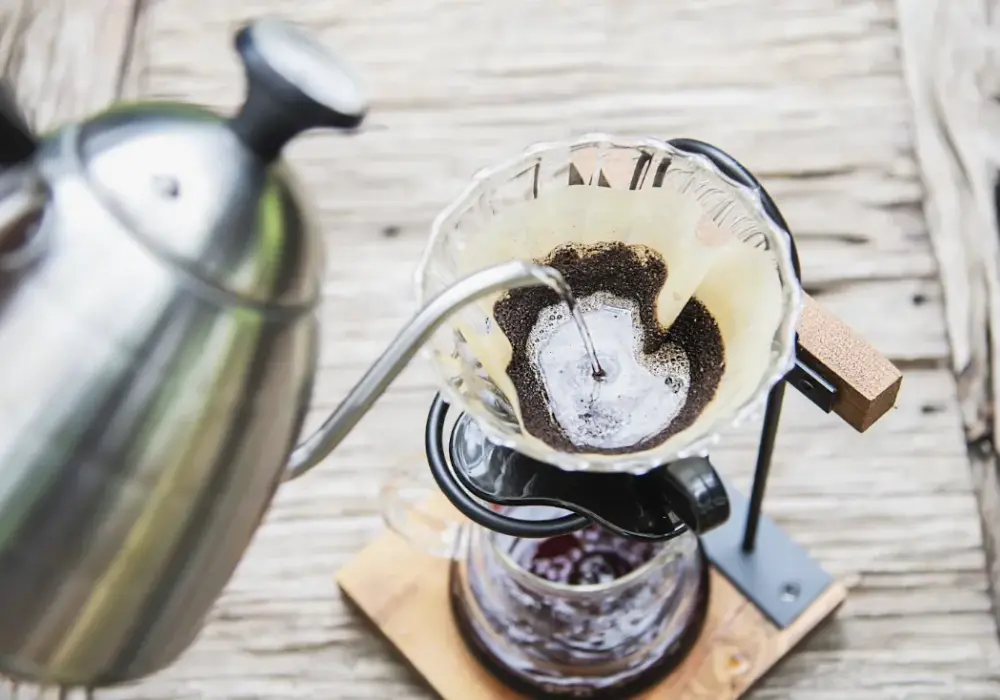 Najciekawsze alternatywne metody parzenia kawy: Chemex, AeroPress, V60