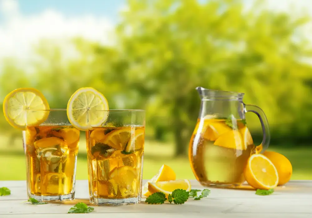 Jak zrobić mrożoną herbatę Lipton, aby zachwycić gości latem