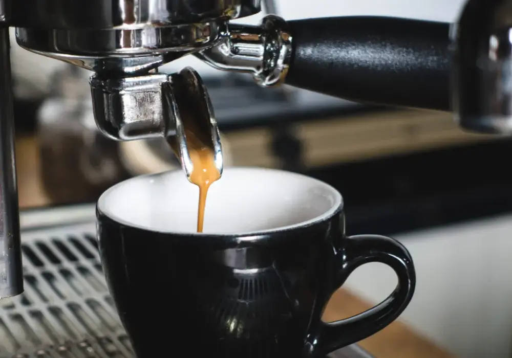 Jak parzyć kawę w ekspresie kolbowym, aby uzyskać idealne espresso