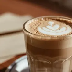 Ile kalorii ma kawa latte? Sprawdź, co wpływa na kaloryczność