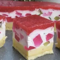 Przepis na ciasto z galaretką bez pieczenia, które zachwyci każdego
