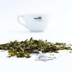 Jak parzyć białą herbatę, aby uniknąć gorzkiego smaku i cieszyć się aromatem