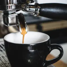 Jak parzyć kawę w ekspresie kolbowym, aby uzyskać idealne espresso