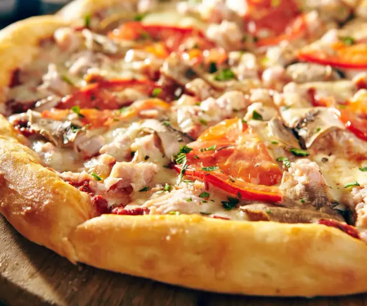 Pyszne ciasto do pizzy z mlekiem i jajkiem – idealne na każdą okazję