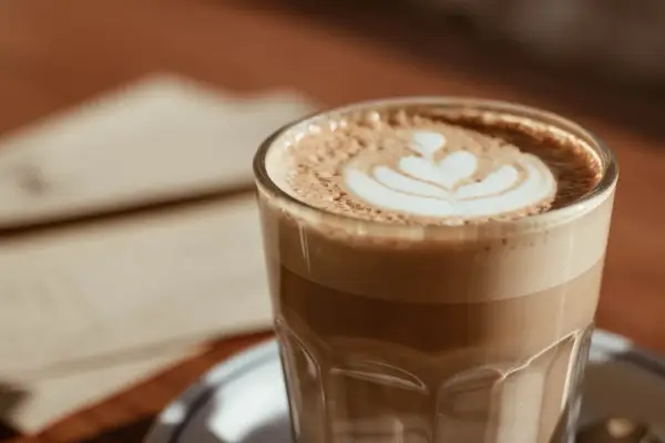 Ile kalorii ma kawa latte? Sprawdź, co wpływa na kaloryczność