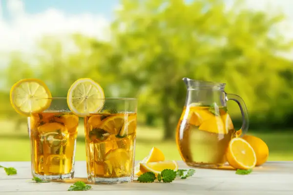Jak zrobić mrożoną herbatę Lipton, aby zachwycić gości latem