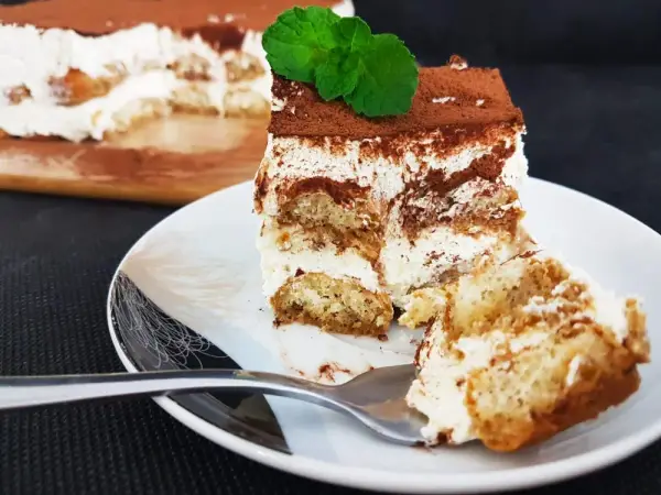 Przepis na ciasto tiramisu bez pieczenia - proste i pyszne bez jajek